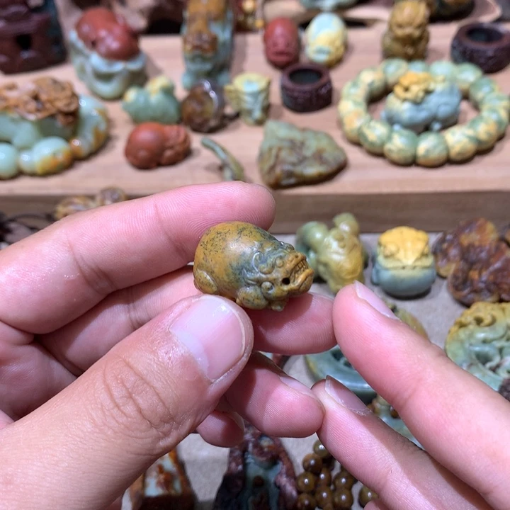 未镶嵌岫岩河磨玉（透闪石质玉）挂件