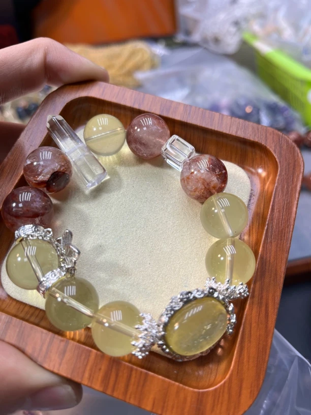 柠檬黄水晶魔盒红胶花手串B80