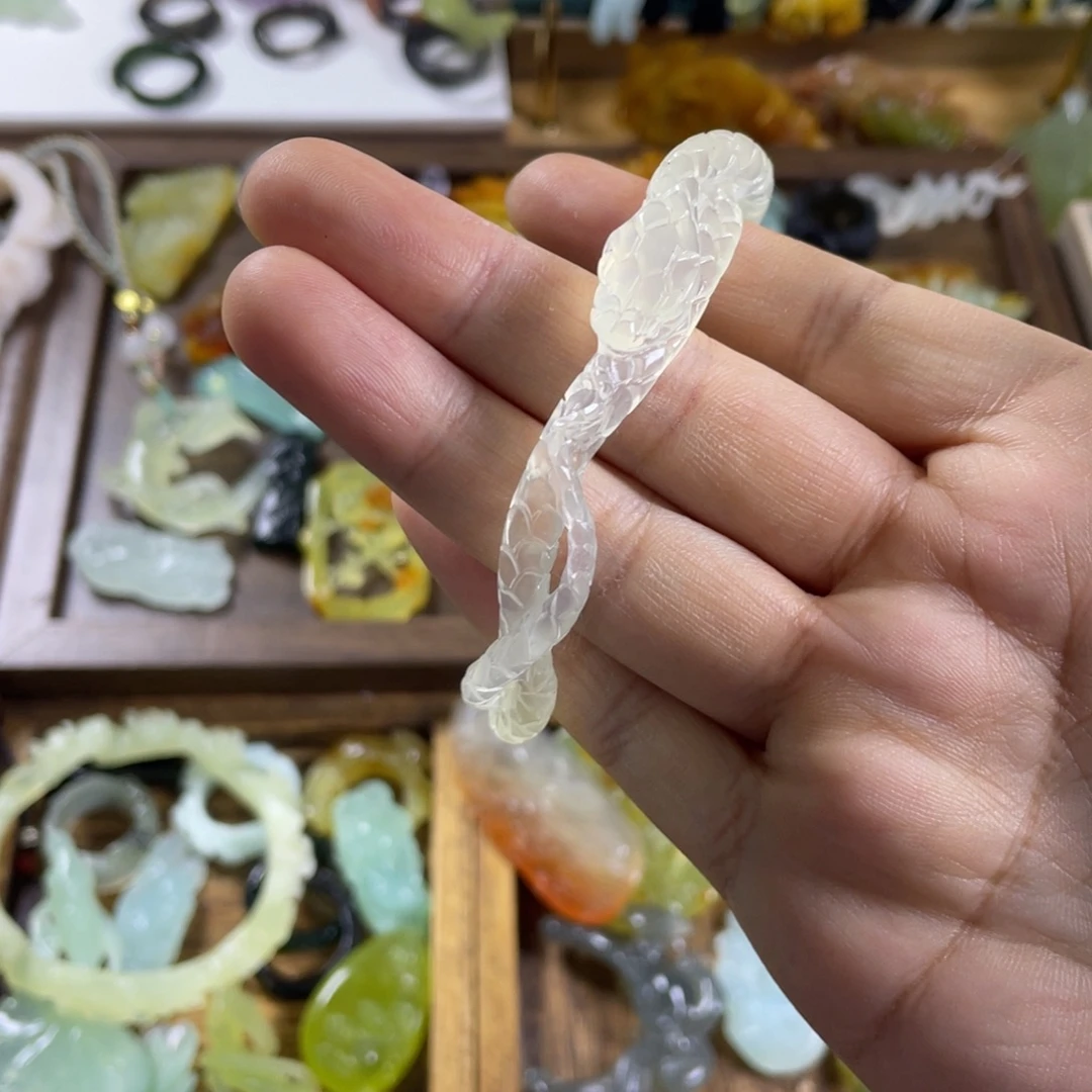 蛇纹石玉未镶嵌颈饰