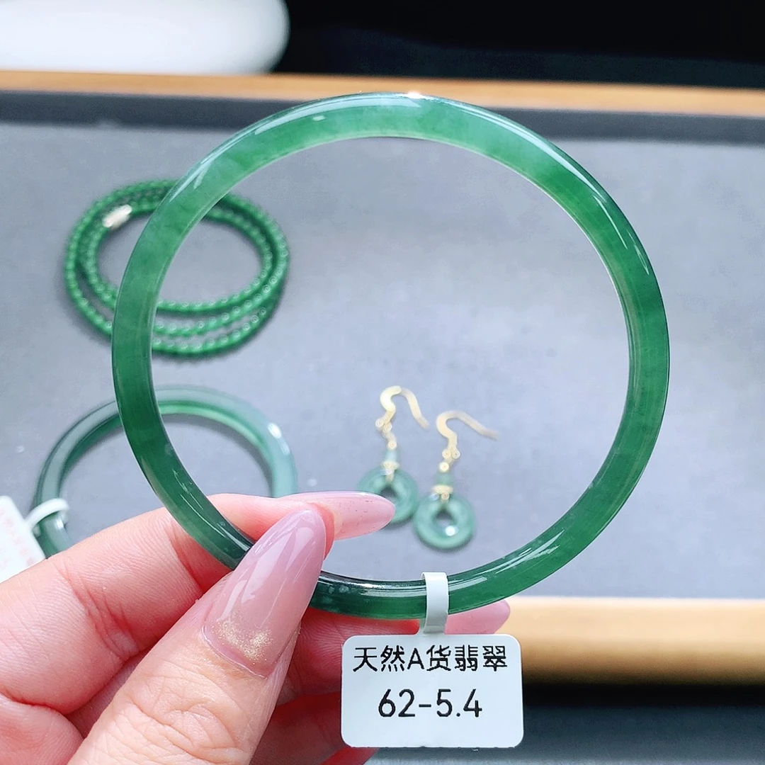 未镶嵌手镯（圆镯）翡翠