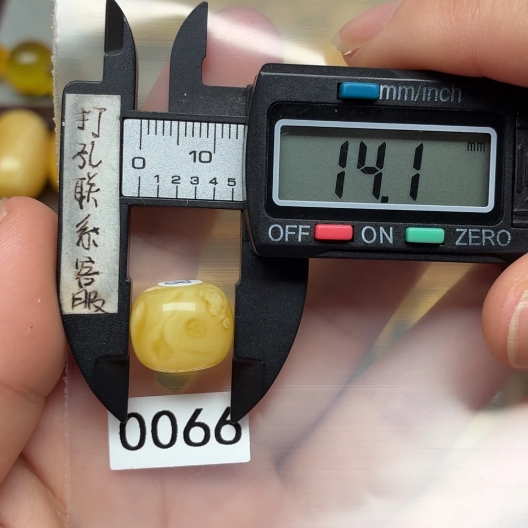 暗***光蜜蜡未镶嵌裸石蜜蜡