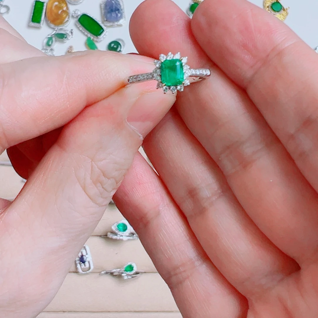 祖母绿戒指18K金镶嵌