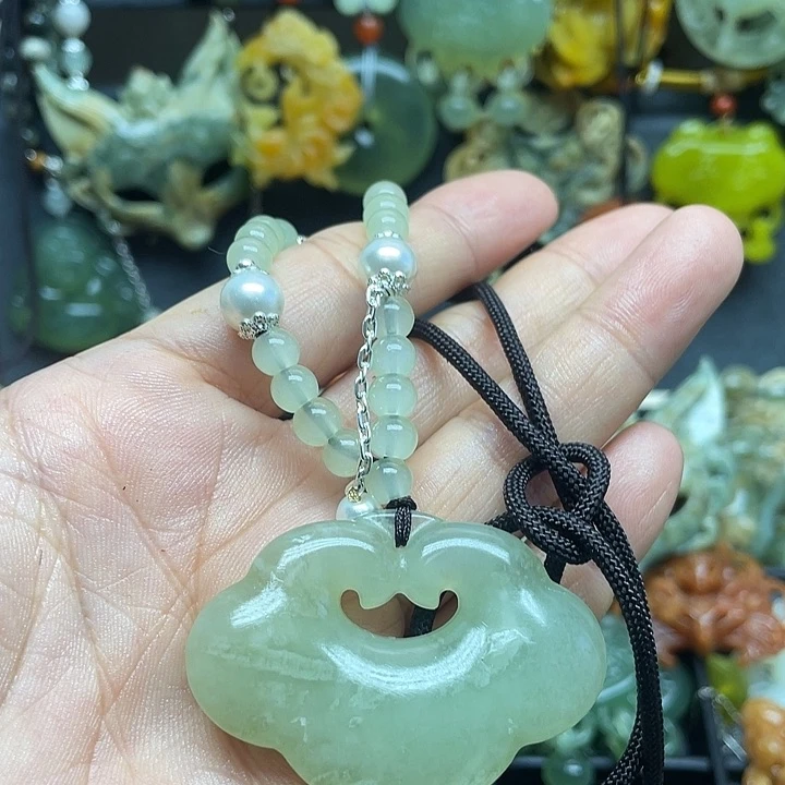 未镶嵌蛇纹石玉颈饰