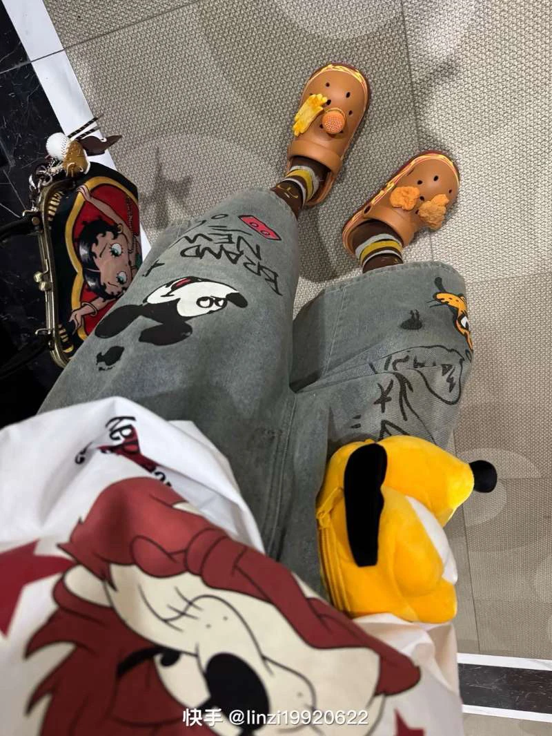 夏季女款大码卡通米奇涂鸦宽松直筒七分牛仔短裤