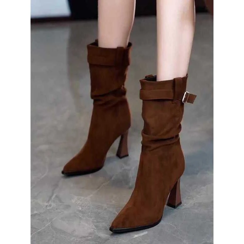 欧美棕色气质中筒堆堆靴瘦瘦靴女2024秋冬新款尖头高跟绒面弹力靴