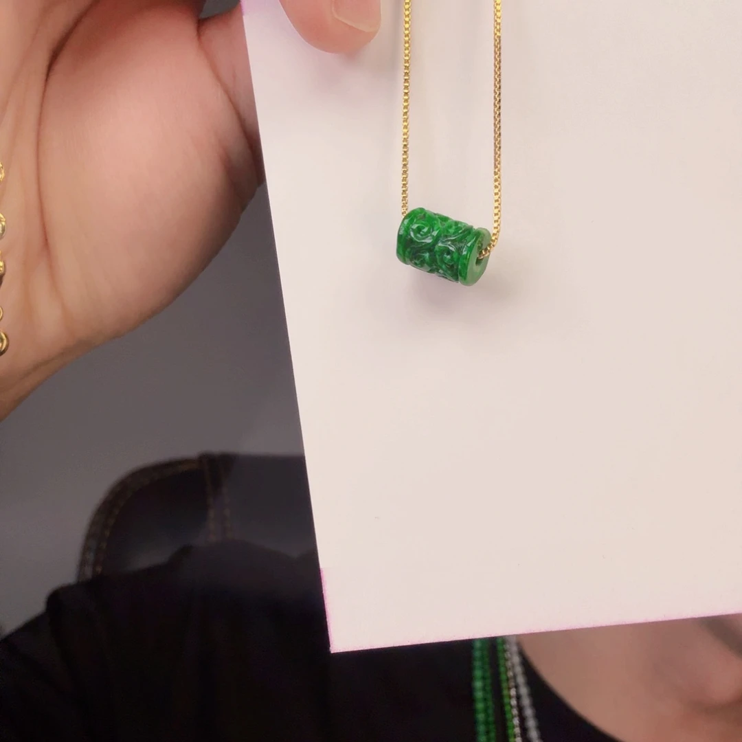 翡翠未镶嵌颈饰一件