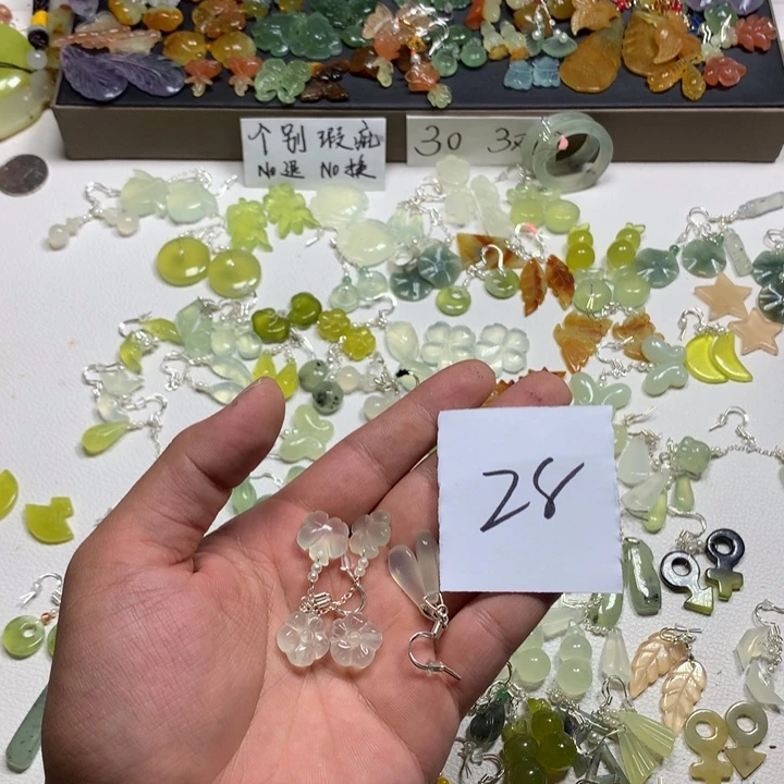 月***璃合金蛇纹石玉耳钉