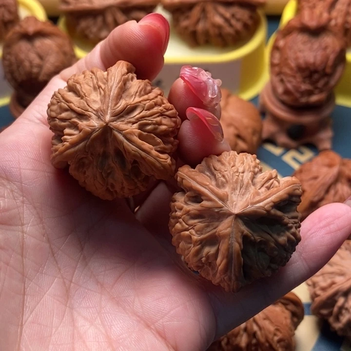 老***长文玩核桃把件玉龙粗筋 36