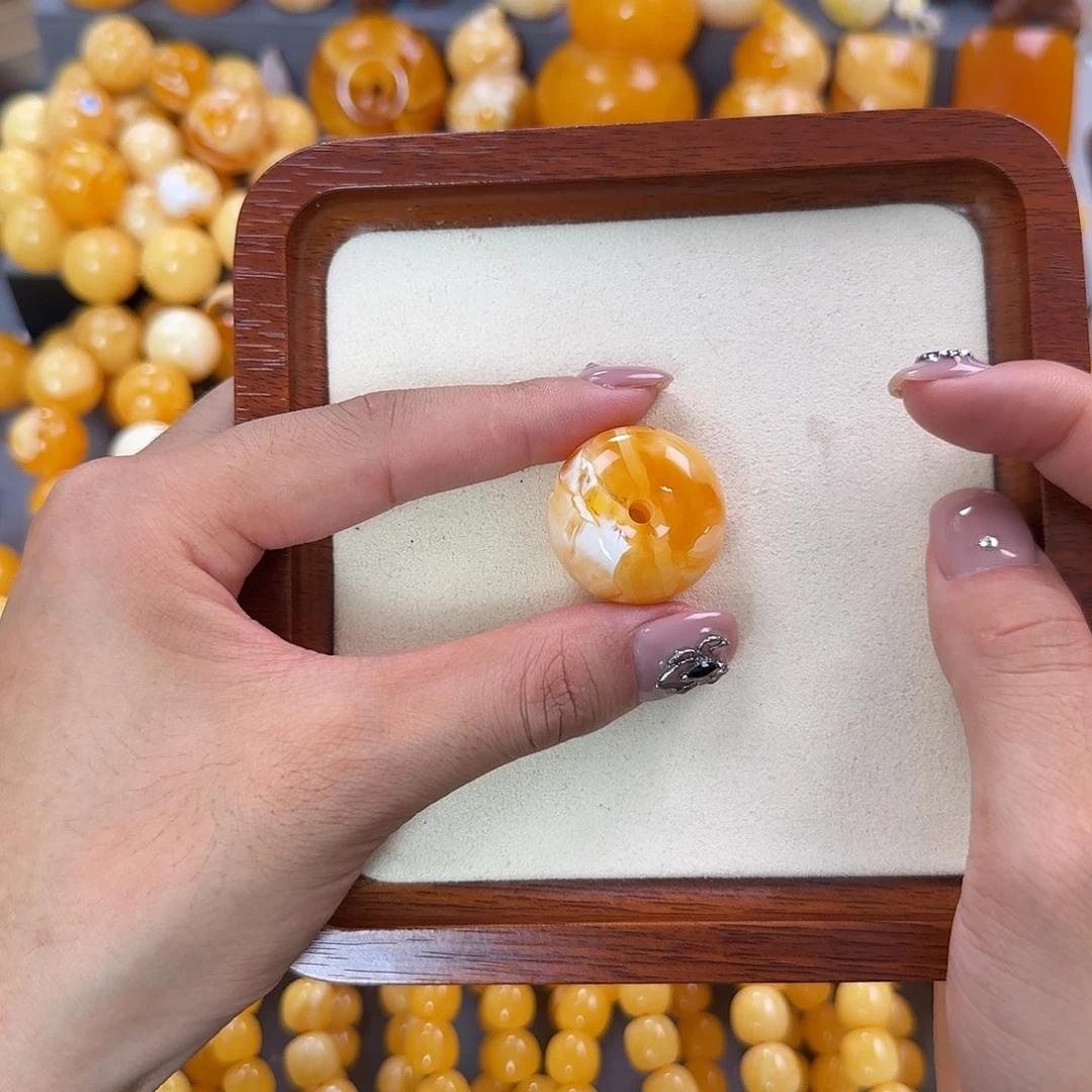 蜜蜡未镶嵌珠宝奇石