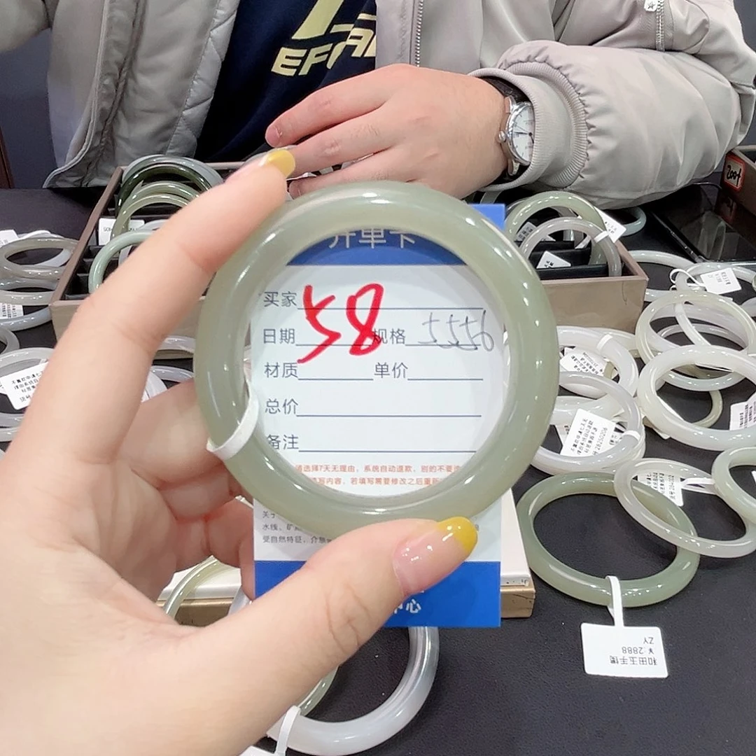 和田玉手镯未镶嵌我****?