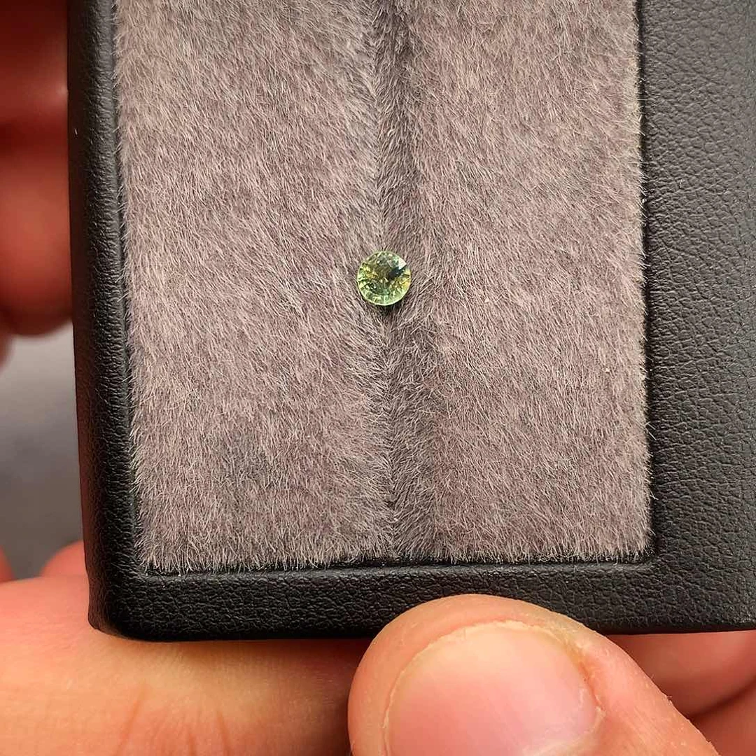 蓝宝石裸石19.9/0.38