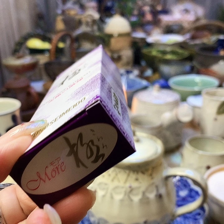 器物的色彩搭配起来很漂亮27