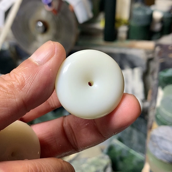 颈饰未镶嵌和田玉（糖玉）