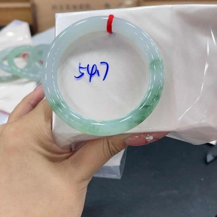 翡翠手镯未镶嵌翡翠