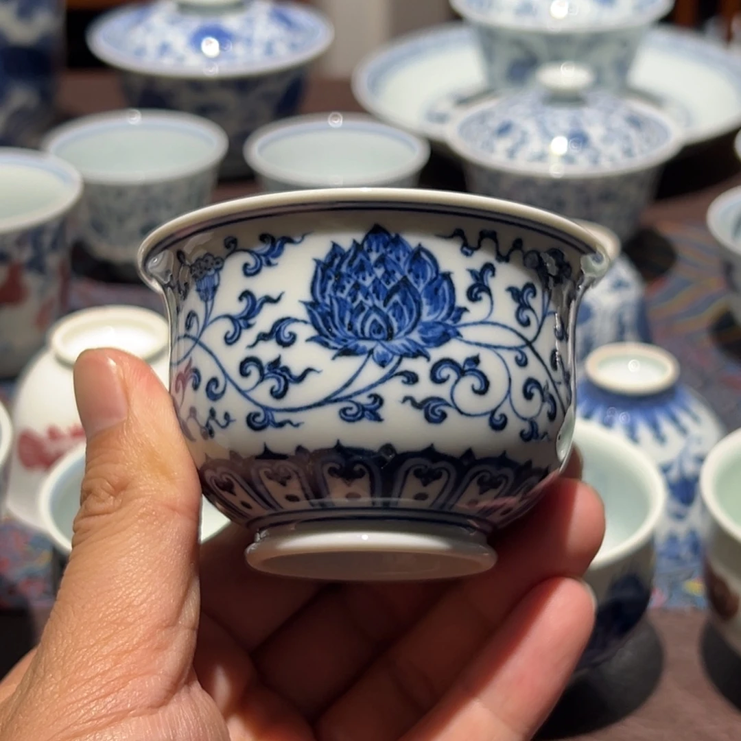 精品青花缠枝莲炉式杯口径约8.1厘米