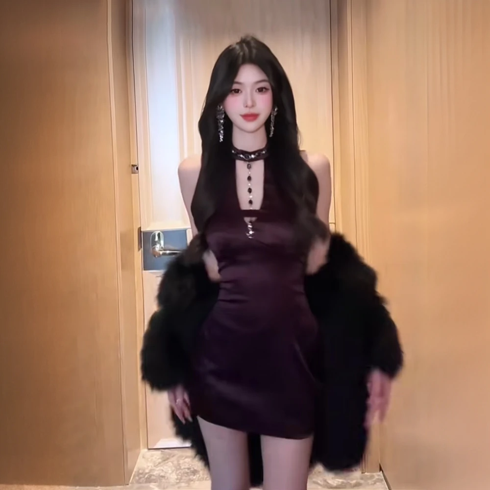 法式千金风无袖挂脖钻链连衣裙女早春高级感纯欲收腰性感包臀短裙