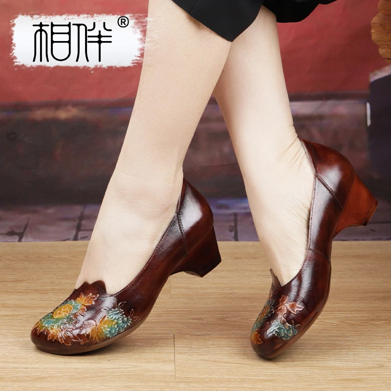 相伴复古真皮手工女士单鞋国风中老年粗跟民族风妈妈高跟鞋53046