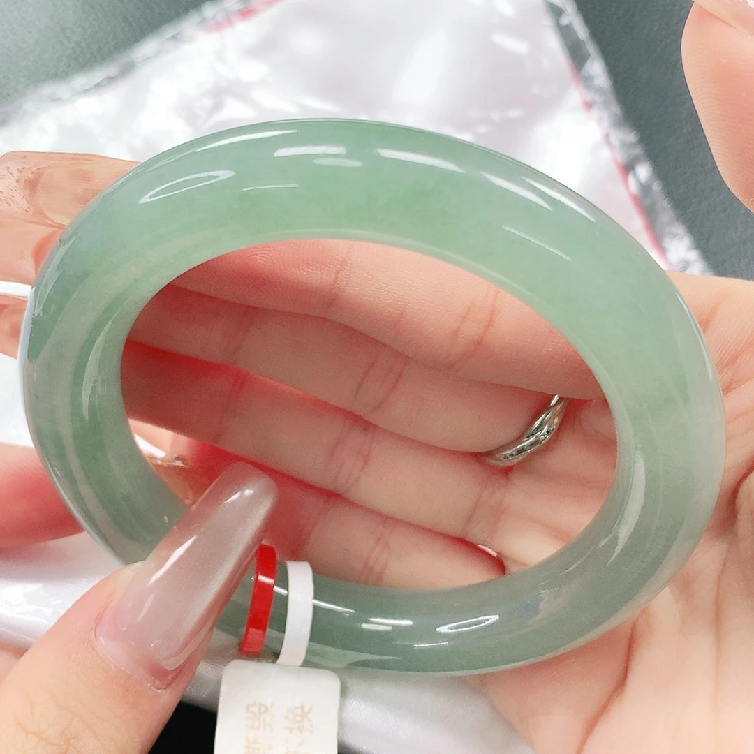 翡翠手镯未镶嵌55圈