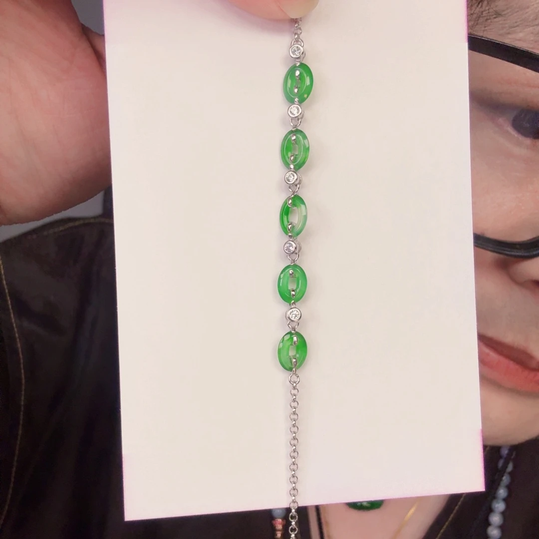 翡翠未镶嵌颈饰一件