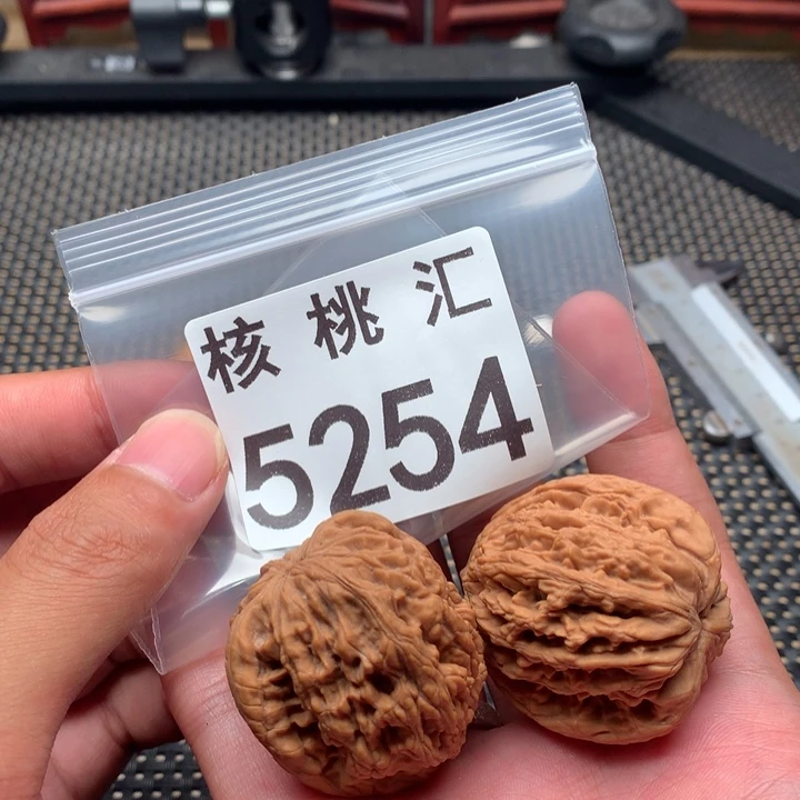 文玩核桃吊坠虎头