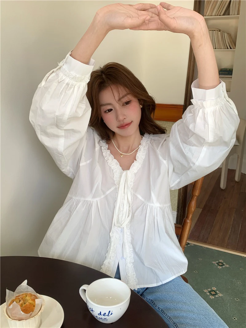 白色荷叶领绑带衬衫