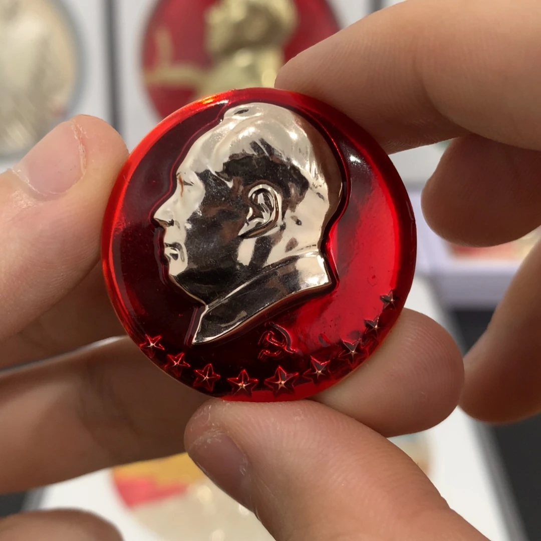 铝精品红色纪念章一枚。