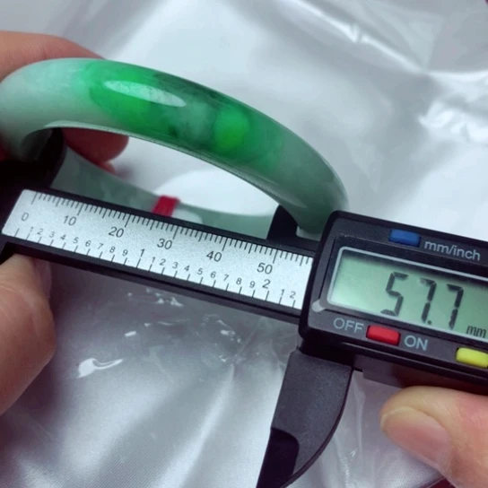 翡翠手镯未镶嵌手镯