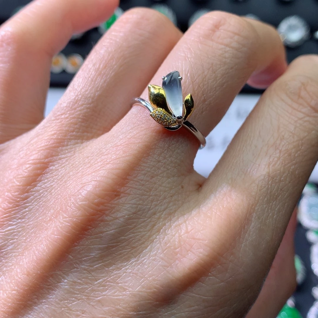 18K金镶嵌戒指翡翠伴钻