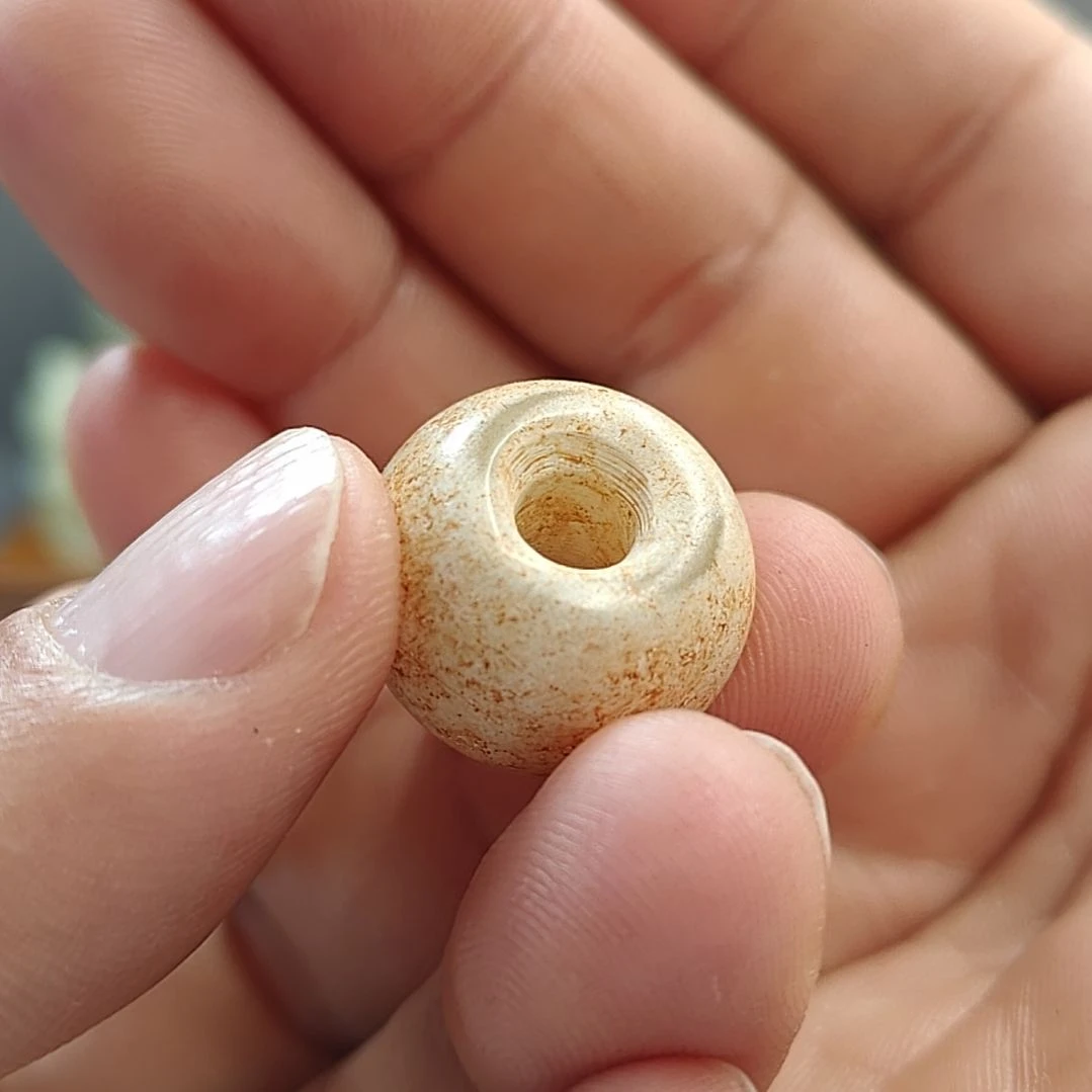 依***弟和田玉未镶嵌颈饰