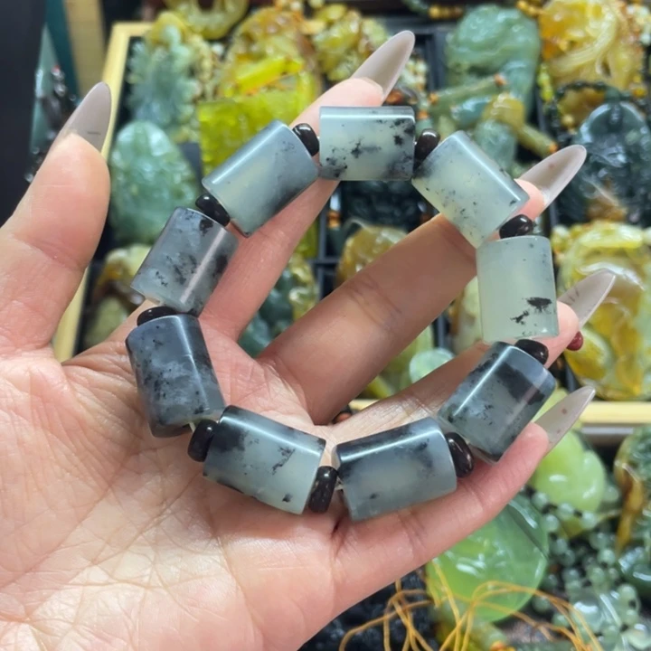 蛇纹石玉未镶嵌颈饰