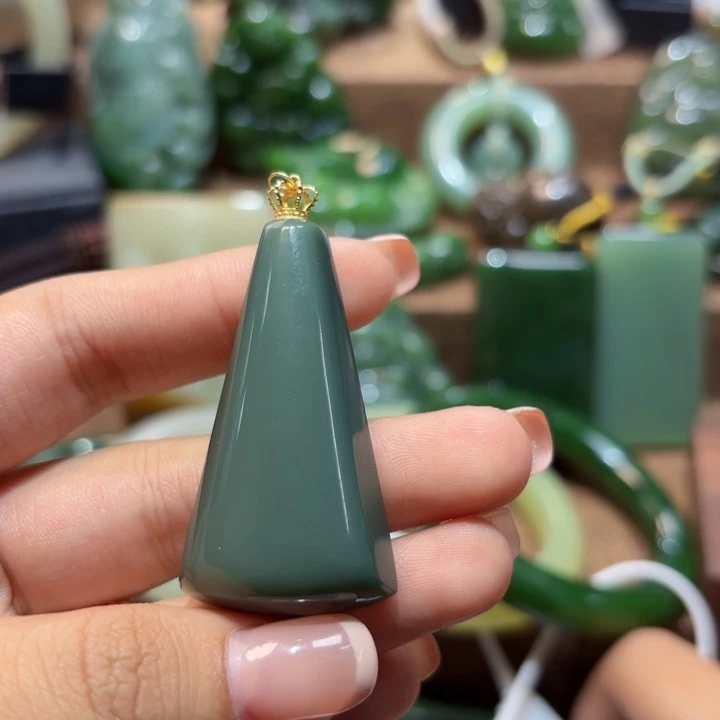 颈饰18K金镶嵌和田玉（碧玉）