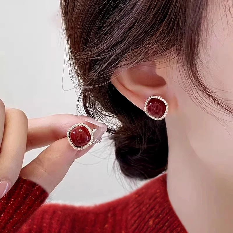 铜合金耳饰 酒红色方形耳钉女新年耳环2025新款高级感过年耳饰潮