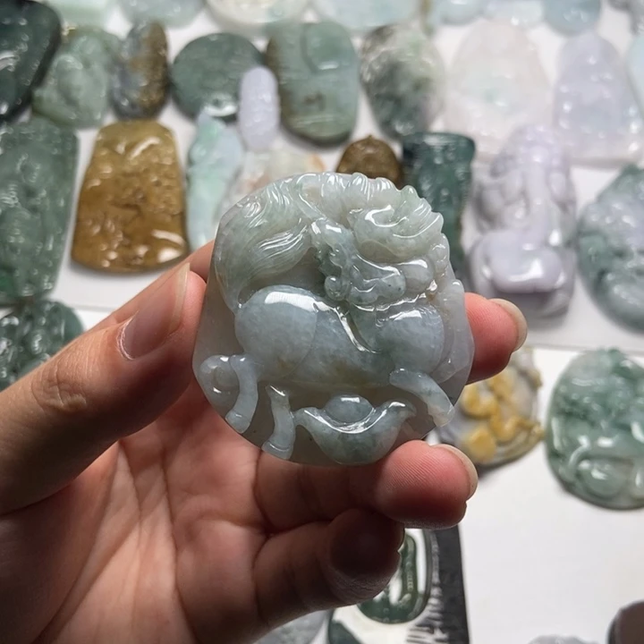 翡翠未镶嵌颈饰麒麟49