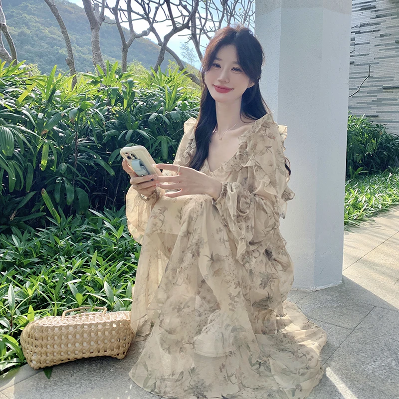 法式温柔风木耳边碎花连衣裙春秋女2025新款度假宽松长款茶歇长裙