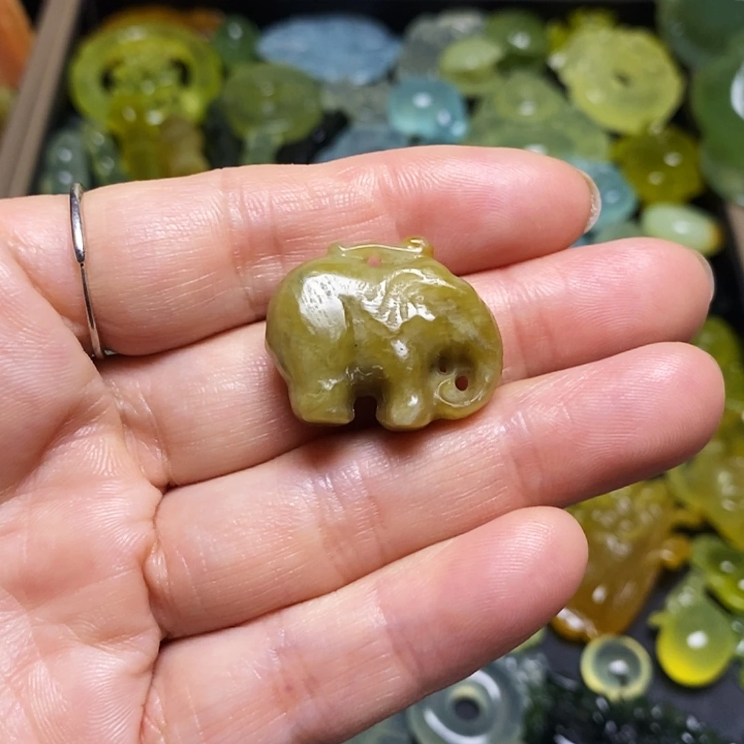 蛇纹石玉未镶嵌颈饰