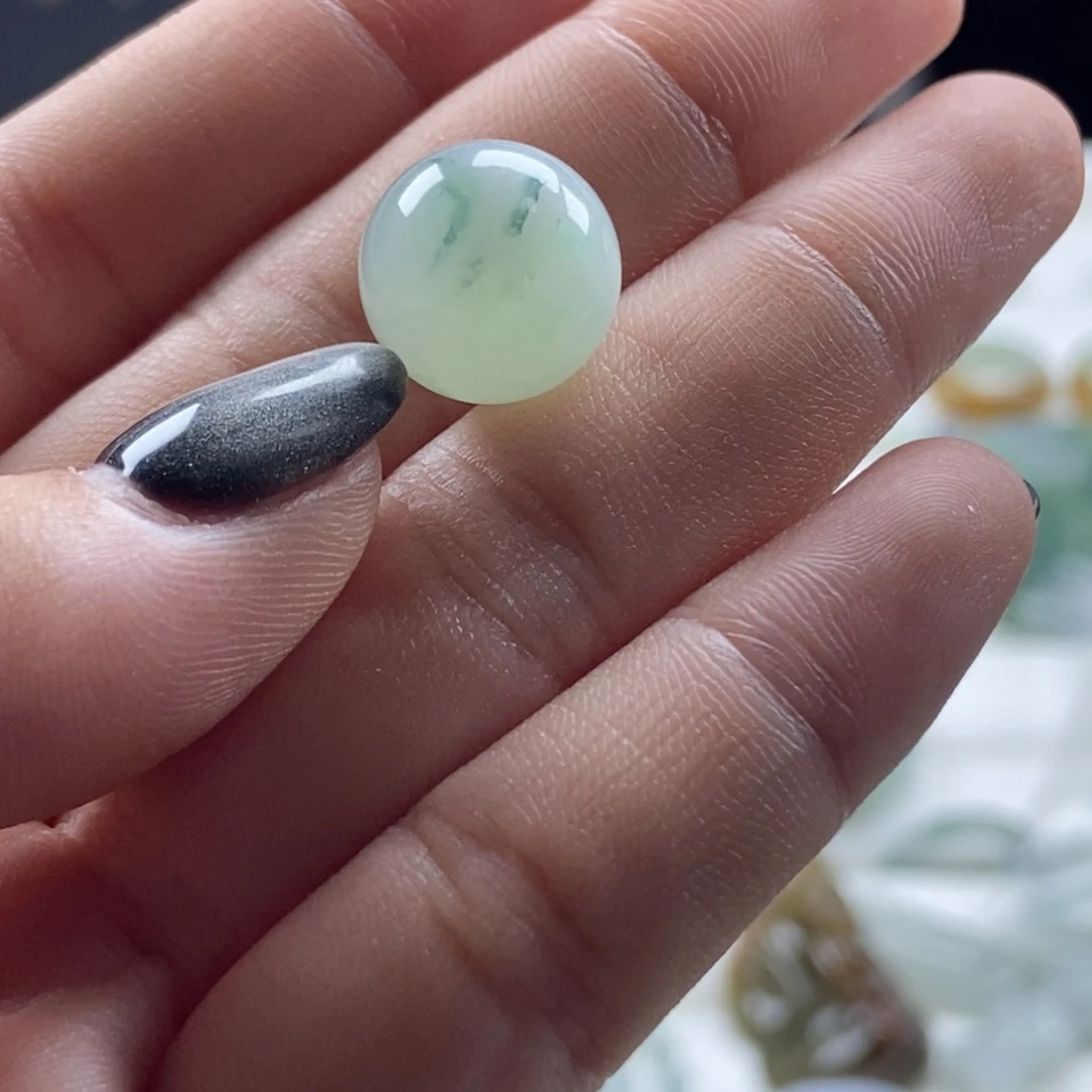 小***。翡翠未镶嵌颈饰翡翠