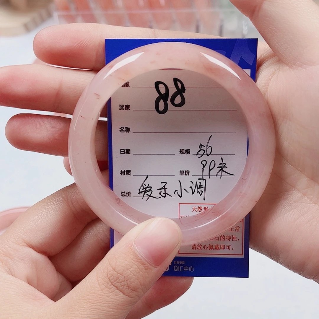 爱***调石英质玉未镶嵌手镯