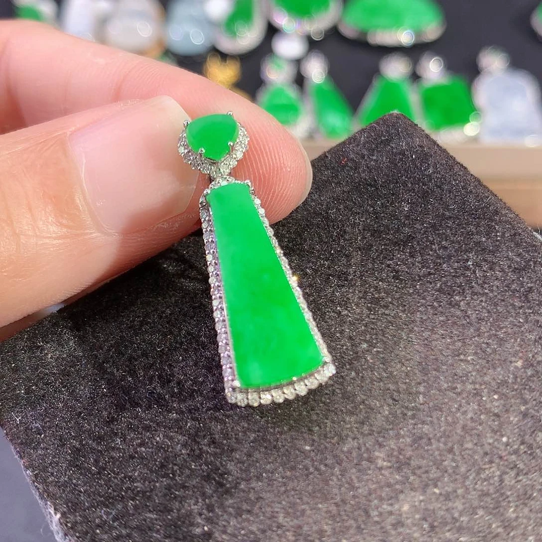 翡翠18K金镶嵌吊坠(赠链)