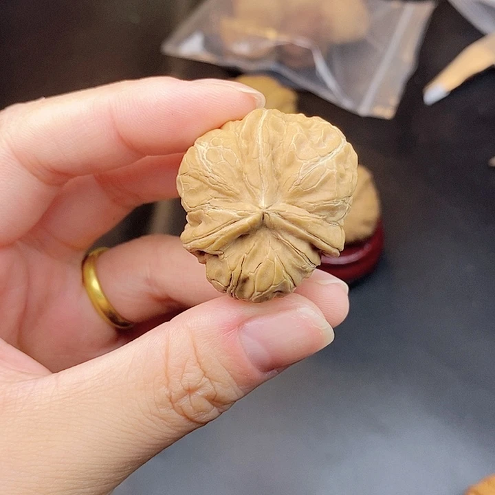 懒***鹏文玩核桃吊坠瑕疵单只不退不换