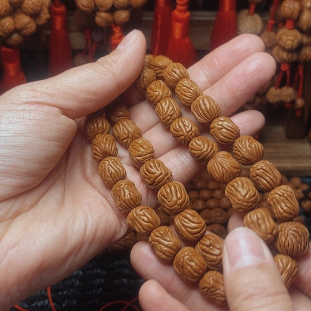 吊坠桃核桃枭手持1