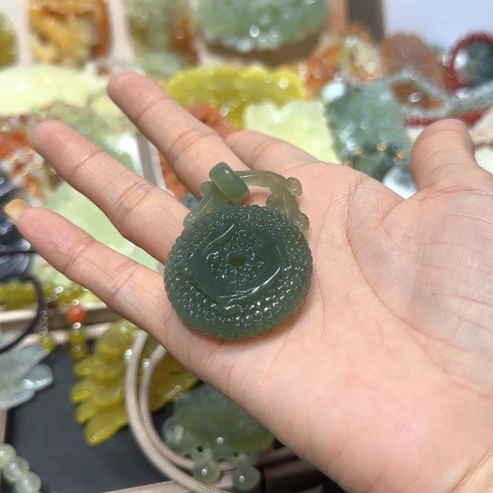 未镶嵌蛇纹石玉吊坠穿****期