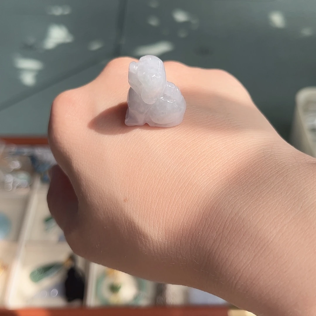 海***牛翡翠未镶嵌颈饰小狗