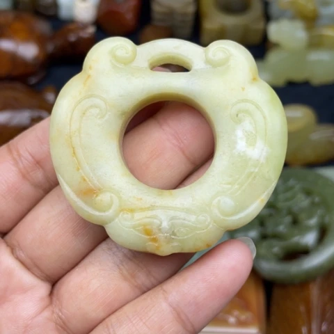 未镶嵌蛇纹石玉颈饰93