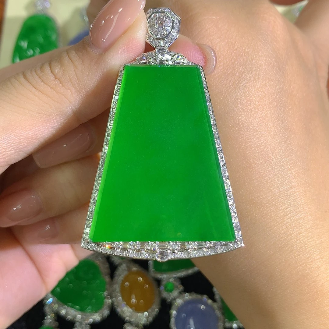 翡翠18K金镶嵌颈饰无事牌