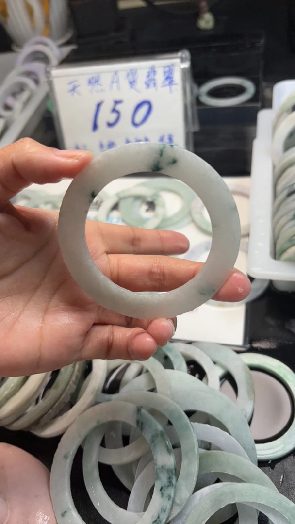 天然翡翠手镯定制叮当