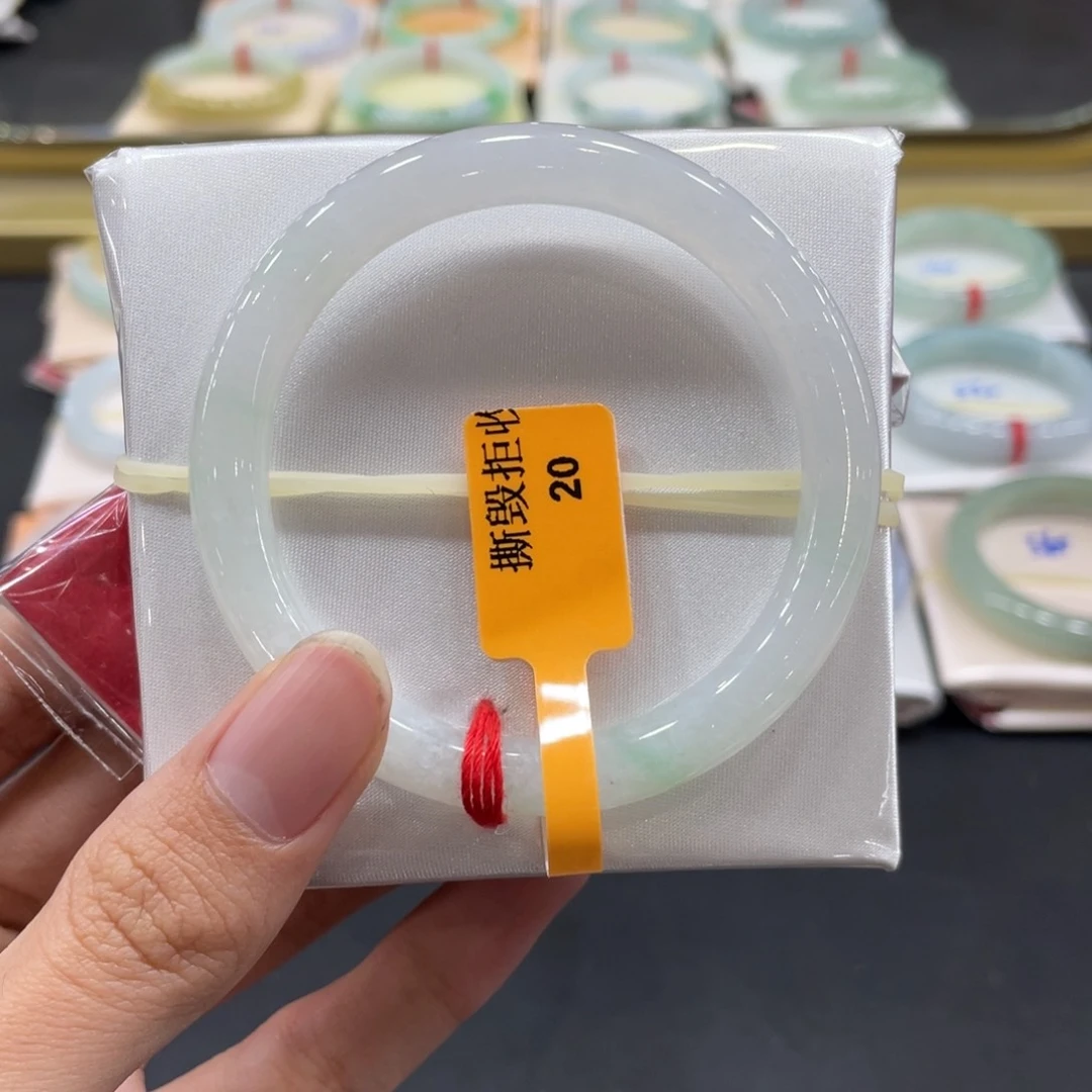 翡翠手镯未镶嵌翡翠手镯