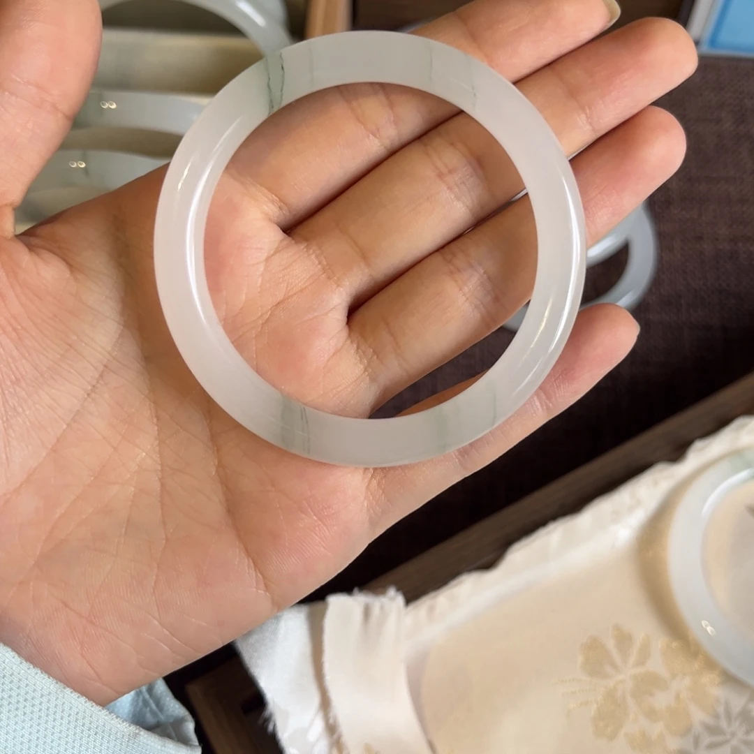 石英质玉未镶嵌手镯了