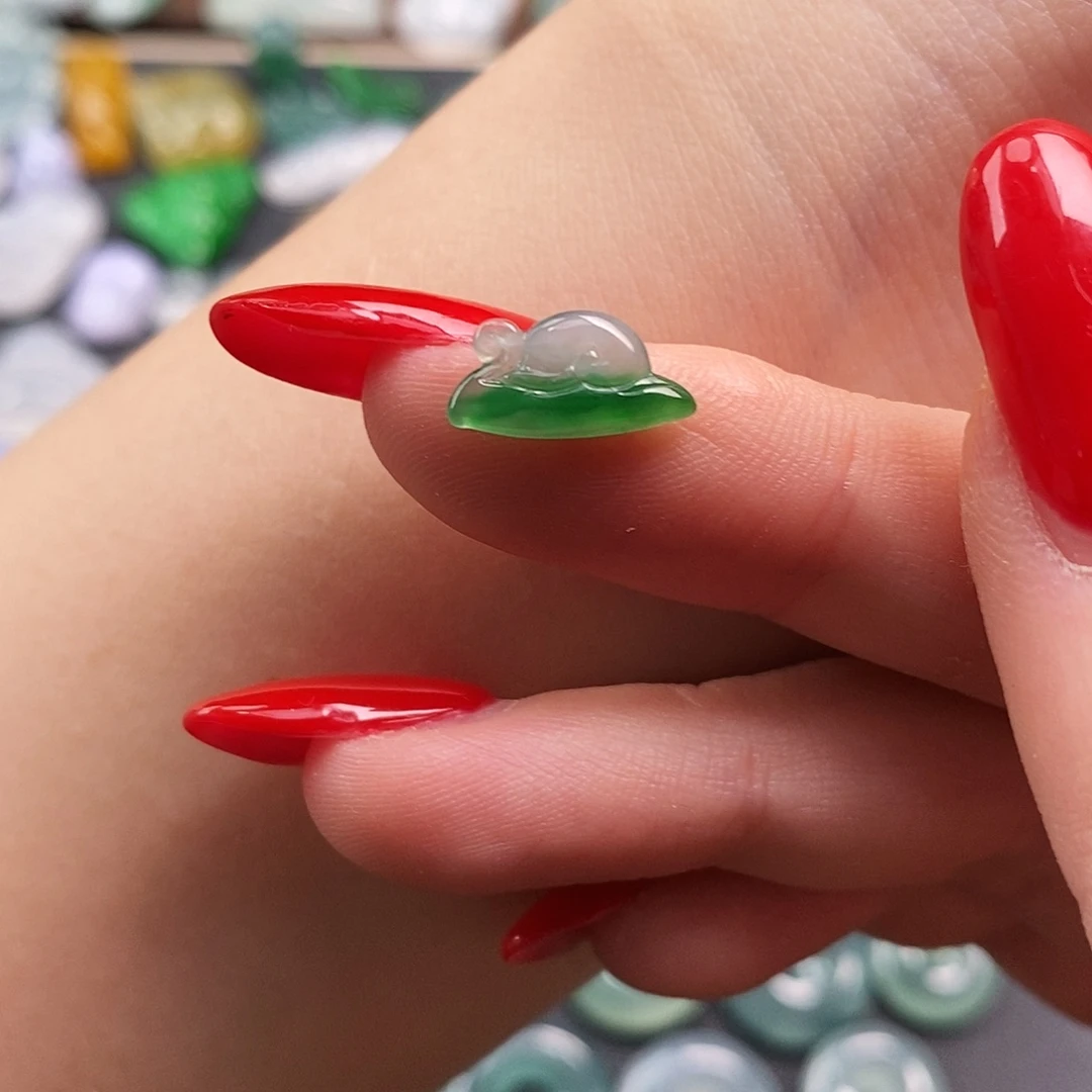 翡翠未镶嵌颈饰蜗牛