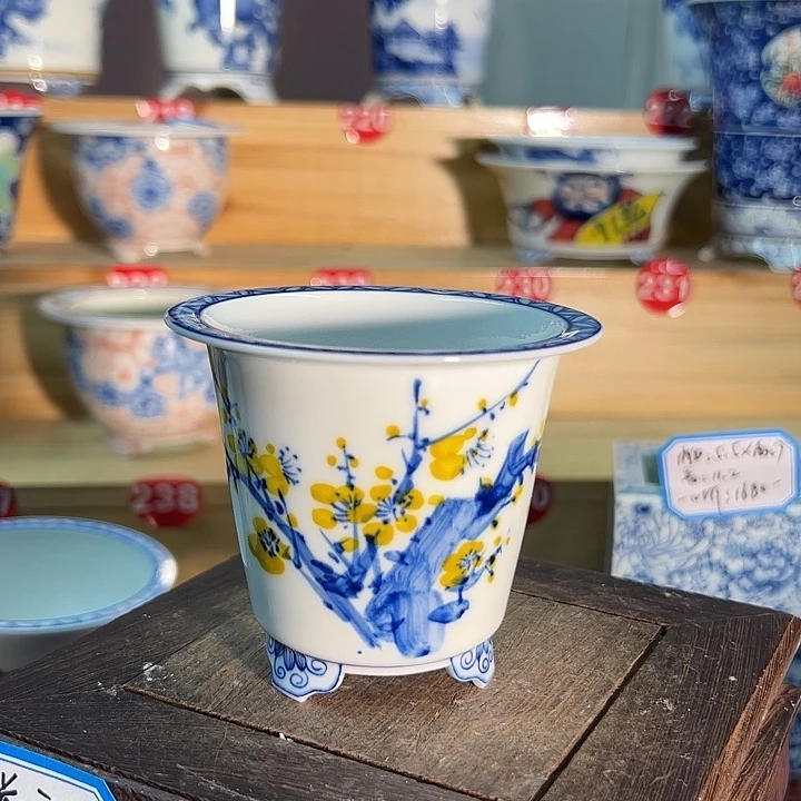 手工手绘陶瓷花盆。