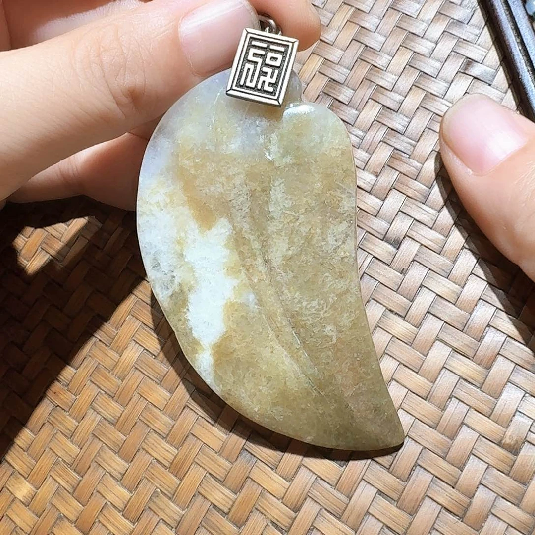 翡翠未镶嵌颈饰个性十足